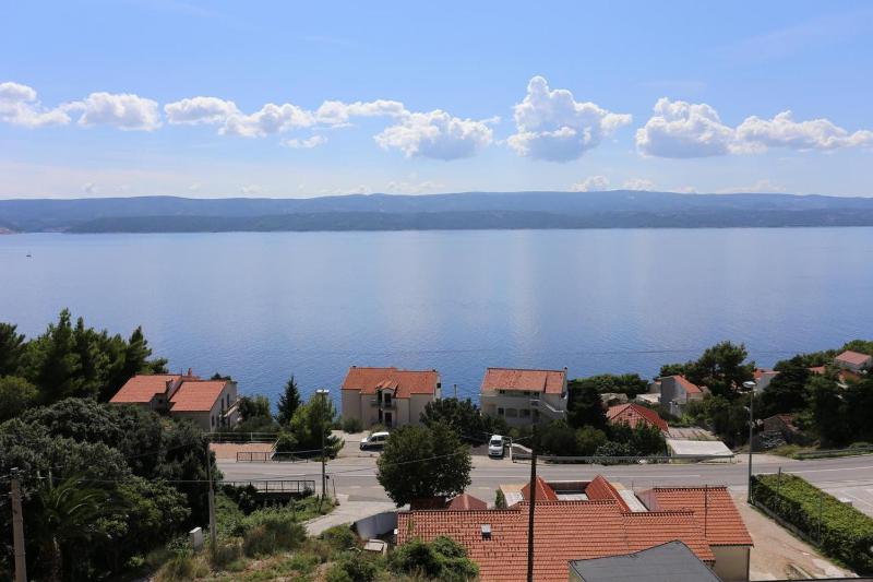 Three-Bedroom Apartment with Balcony and Sea View image 2
