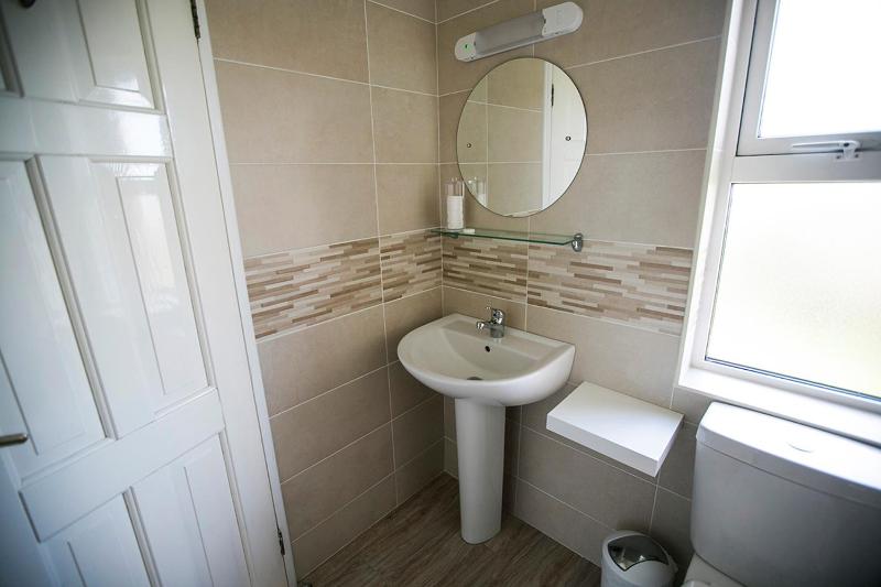Queen Room image 4