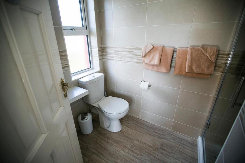 Queen Room image 2
