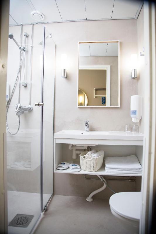 Standard Twin Room image 3