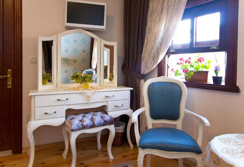 Standard Double Room image 4