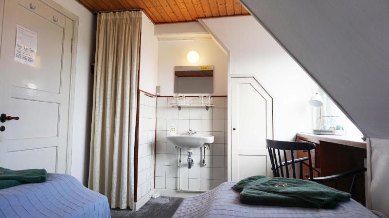 Twin Room with Shared Bathroom image 2