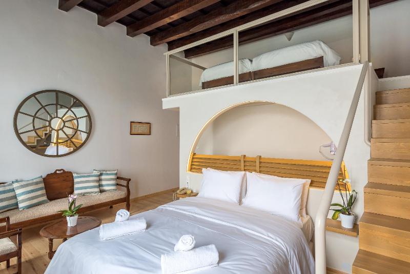 Standard Triple Room with Sea View image 4