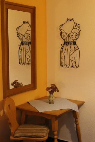 Standard Twin Room image 2