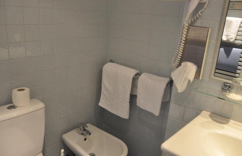 Classic Single Room image 4