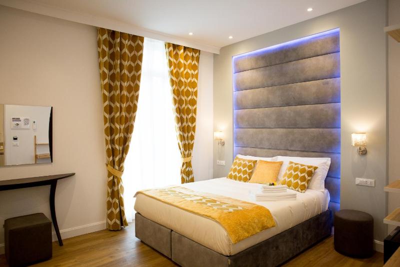 Superior Queen Room - Via Napoli 45 image 2