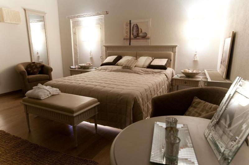 Heraclea House - image 2