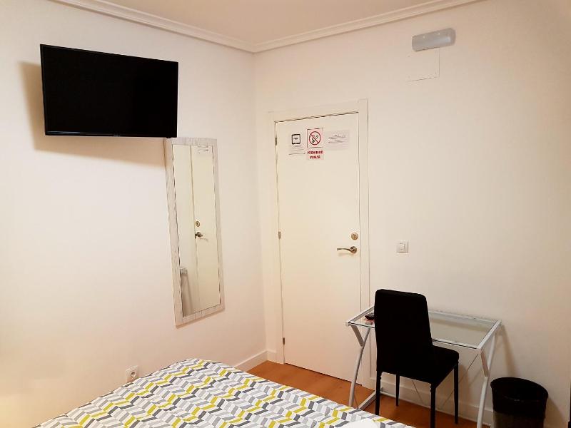 Double Room with Shared Bathroom image 3