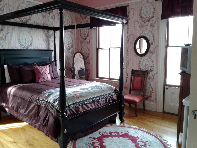 Queen Room image 3
