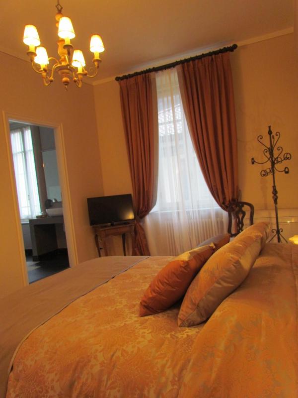 Deluxe Room image 3
