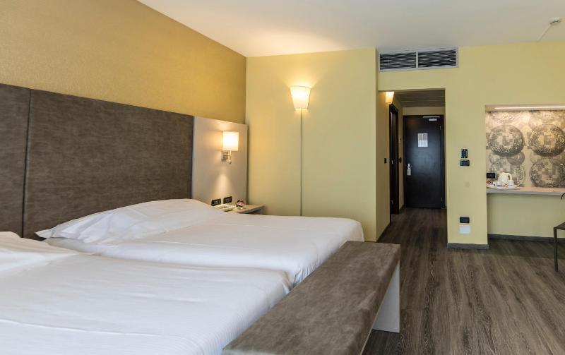 Standard Twin Room image 3