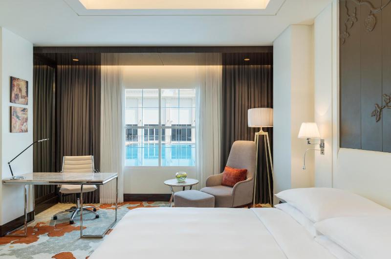 Executive Room with Lounge Access and Pool View image 4