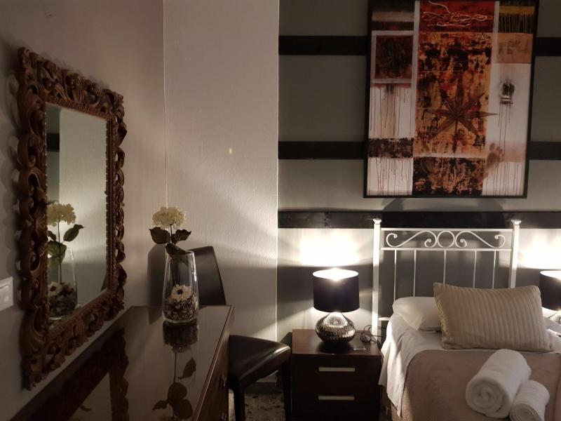 Standard Single Room with Shared Bathroom image 2