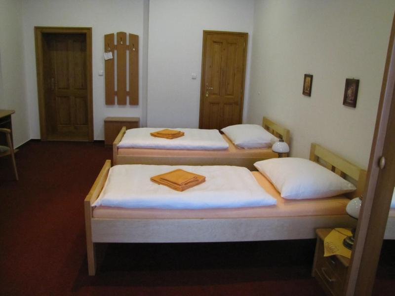 Twin Room with Bathroom image 2