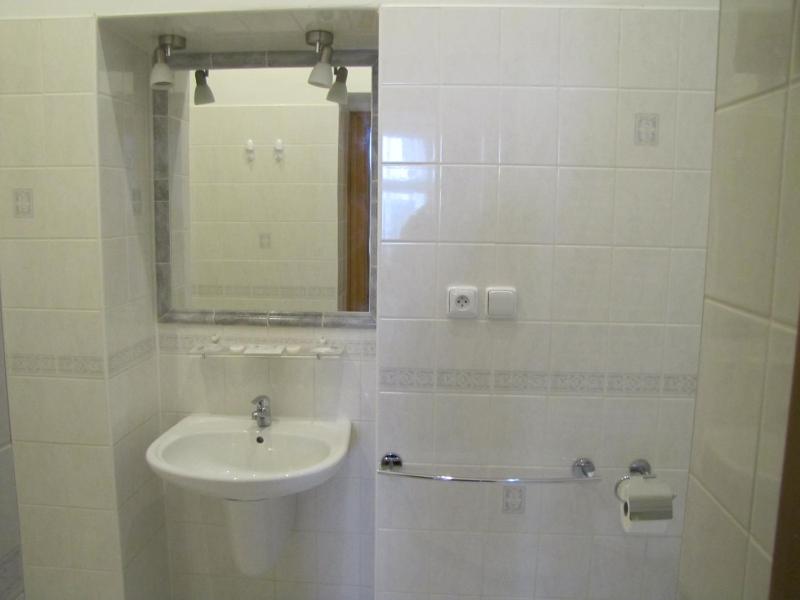 Twin Room with Bathroom image 3
