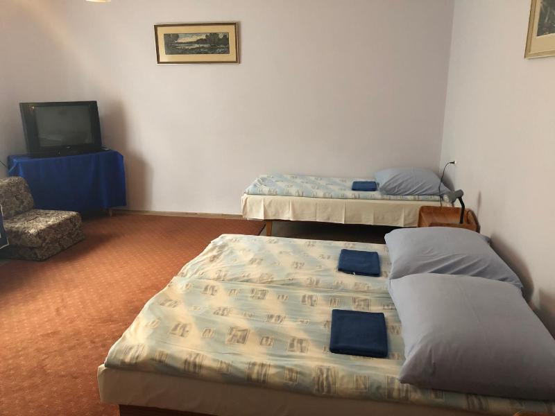 Quadruple Room with Shared Bathroom image 3