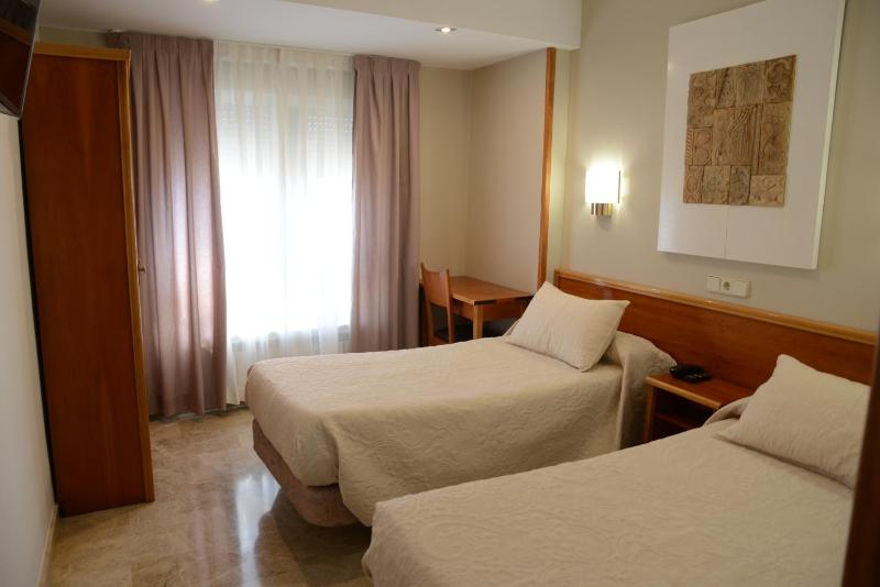 Twin Room image 3