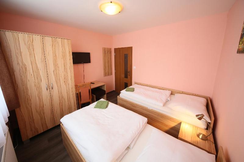 Twin Room with Shared Bathroom image 1