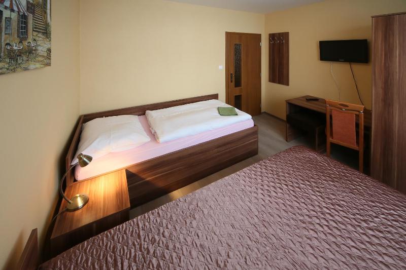Twin Room with Shared Bathroom image 3