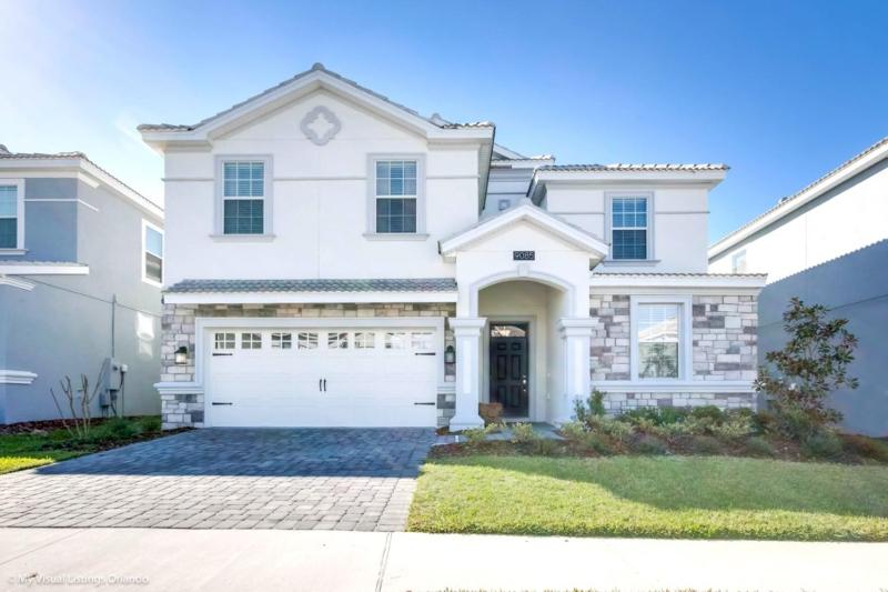 Eight-Bedroom Villa image 1