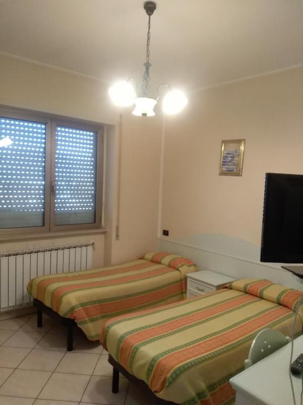 Twin Room image 2