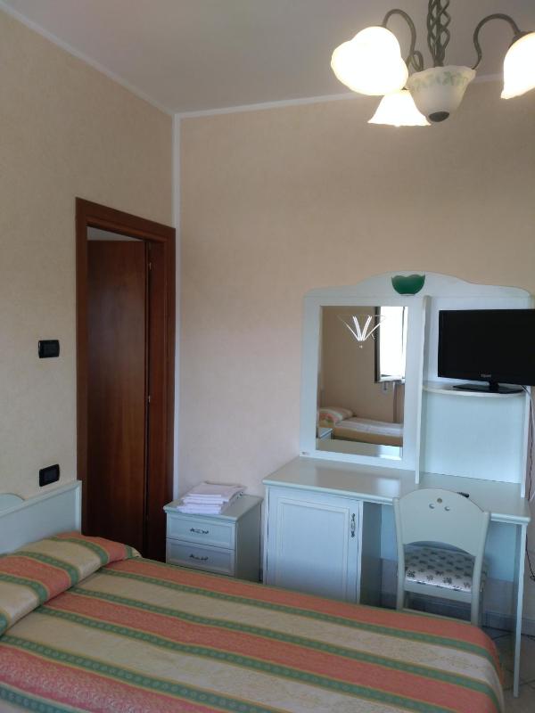 Deluxe Room (2 Adults + 1 Child) image 2