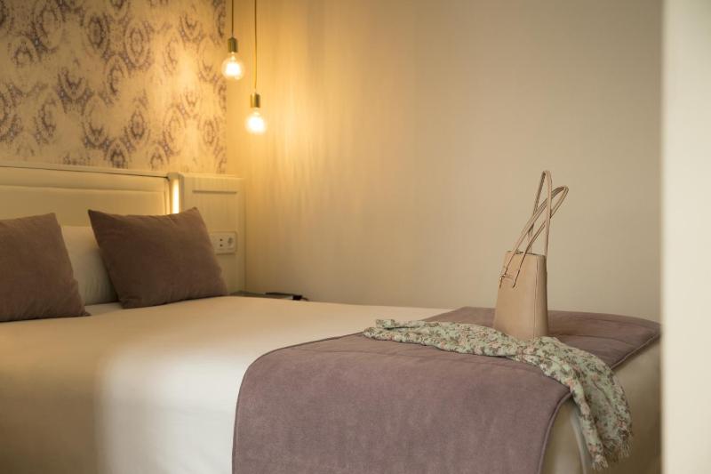 Small Double Room image 2