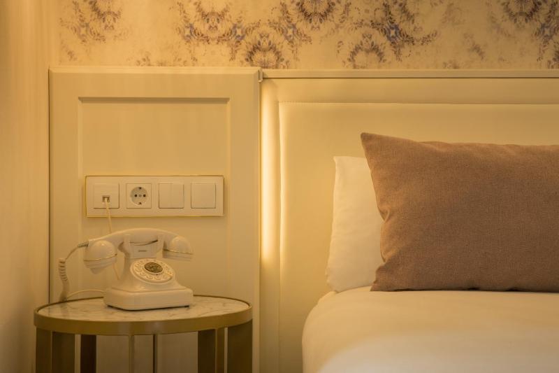 Small Double Room image 4