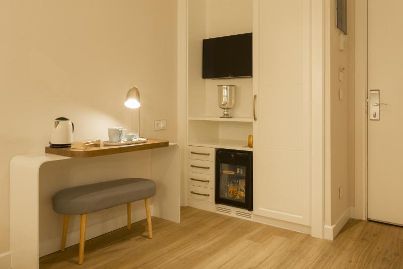 Double or Twin Room (1-2 Adults) image 2