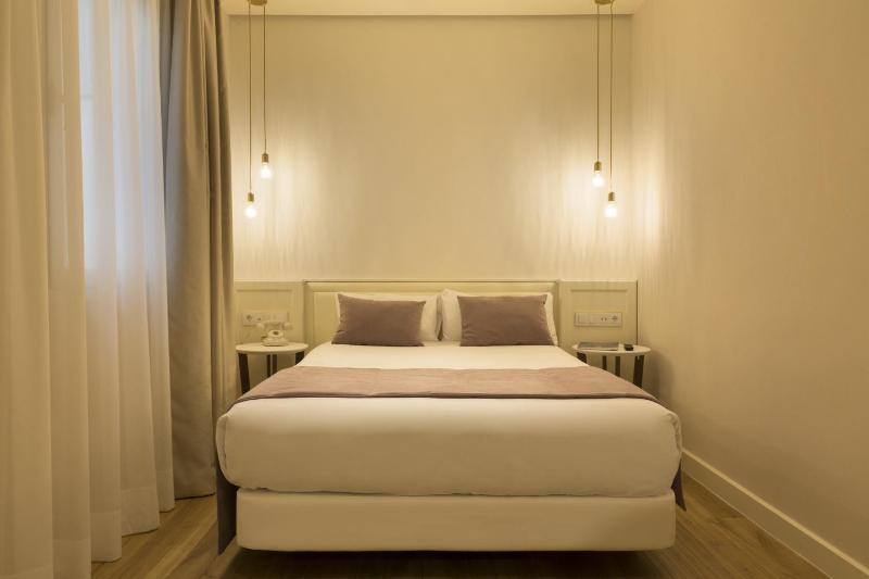 Small Double Room image 3