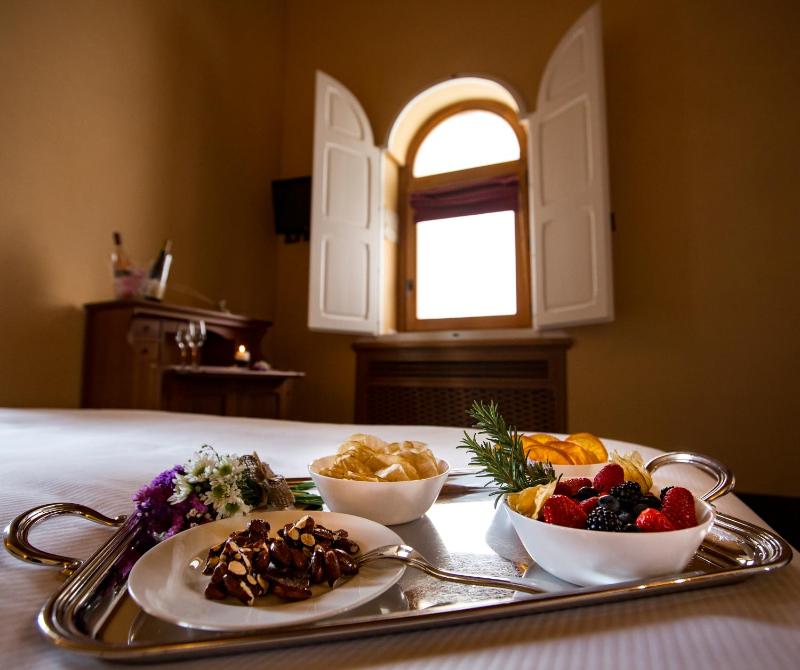 Classic Single Room image 4