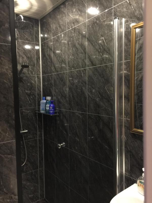 Two-Bedroom Apartment with Private Bathroom - No pets image 3