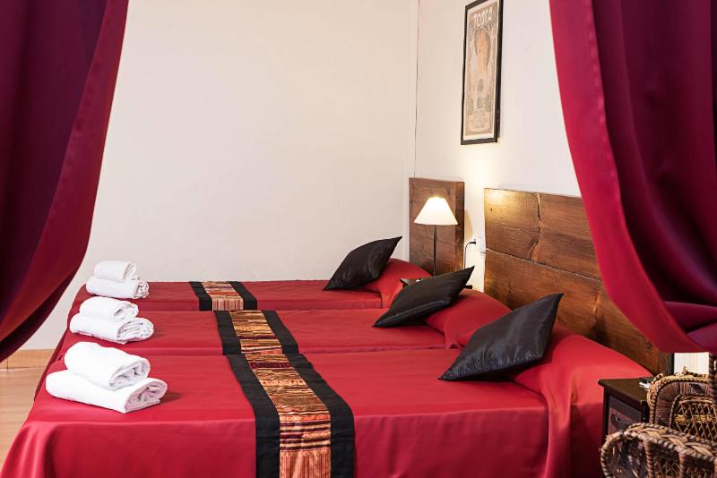 Superior Triple Room with Shared Bathroom image 3