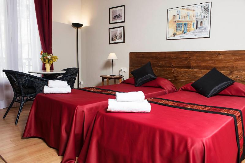 Double or Twin Room with Balcony and Shared Bathroom image 3