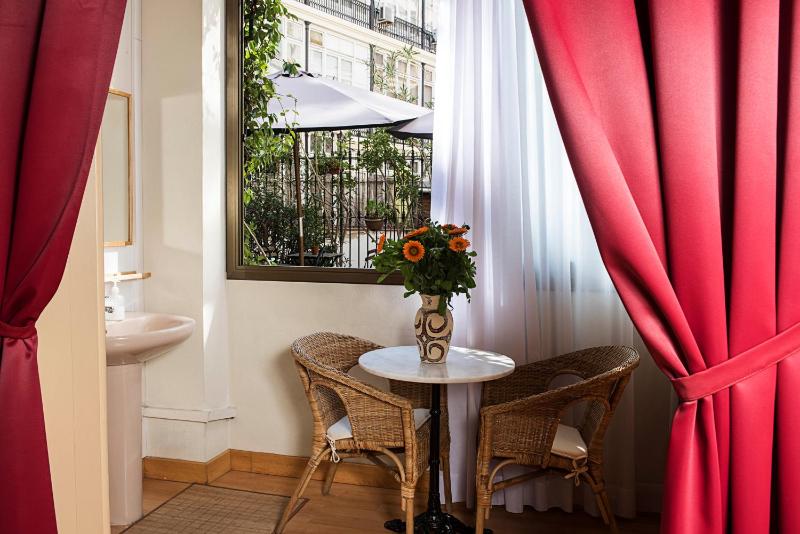 Triple Room with Veranda and Shared Bathroom image 3