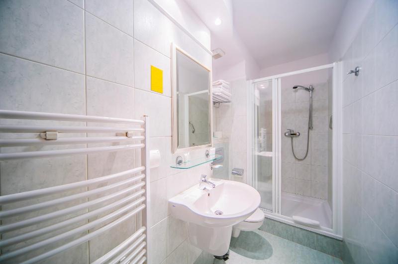 Double or Twin Room image 4