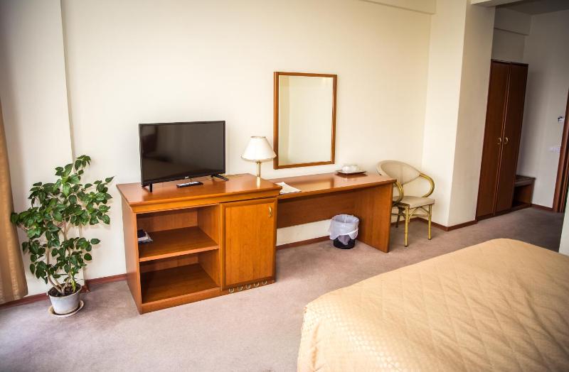 Deluxe Family Suite image 4
