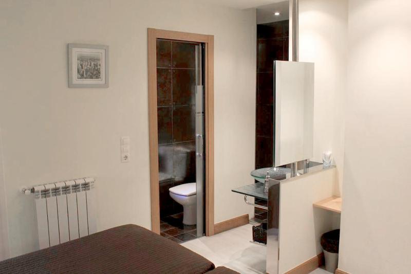 Twin Room image 2
