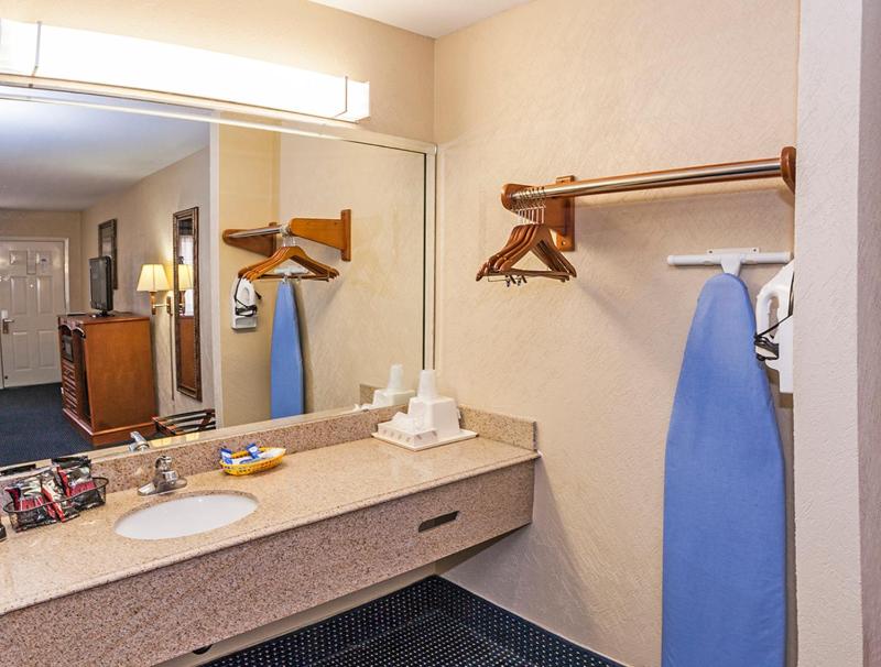 Downtowner Inn and Suites Monroe Rd - image 9