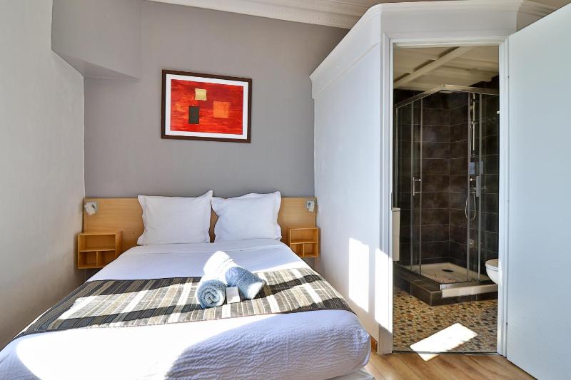 Double Room with Sea View image 3