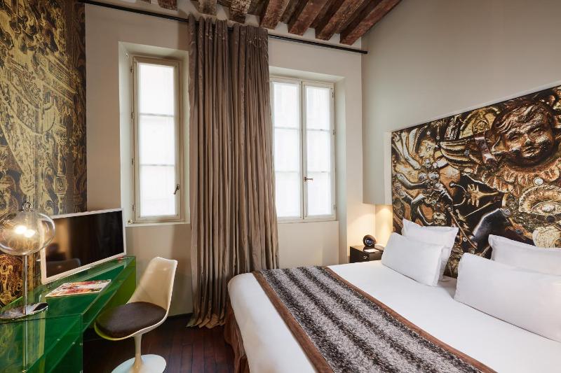 Deluxe Double Room image 3