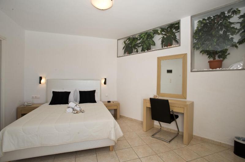 Deluxe Double Room with Balcony image 2