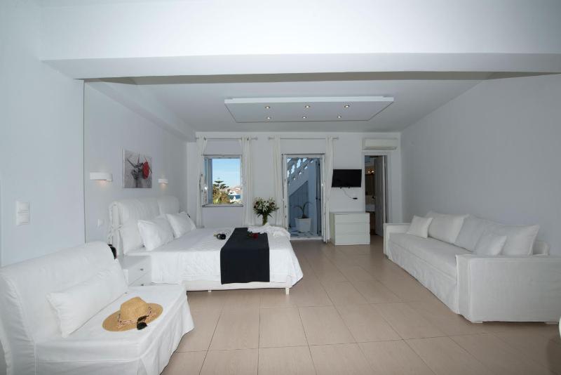 Deluxe Suite with Sea View image 4