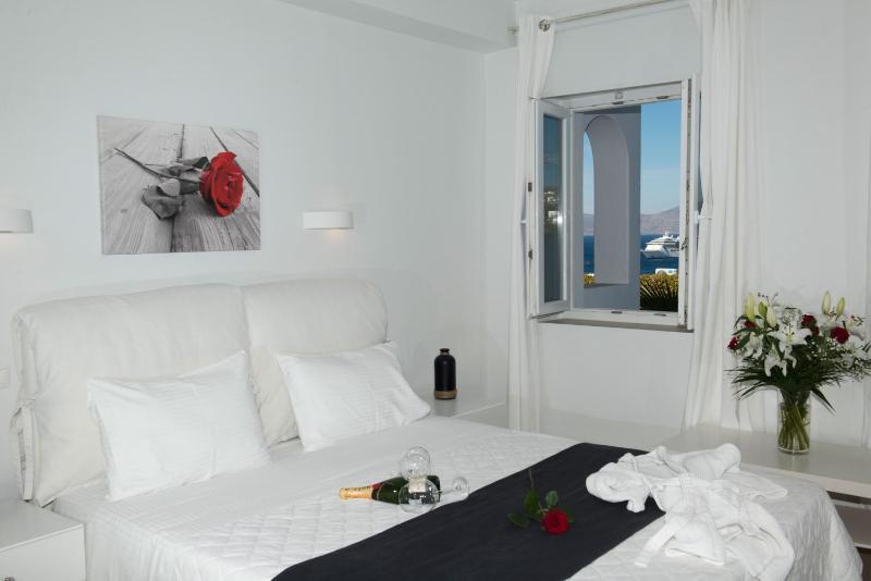 Deluxe Suite with Sea View image 3