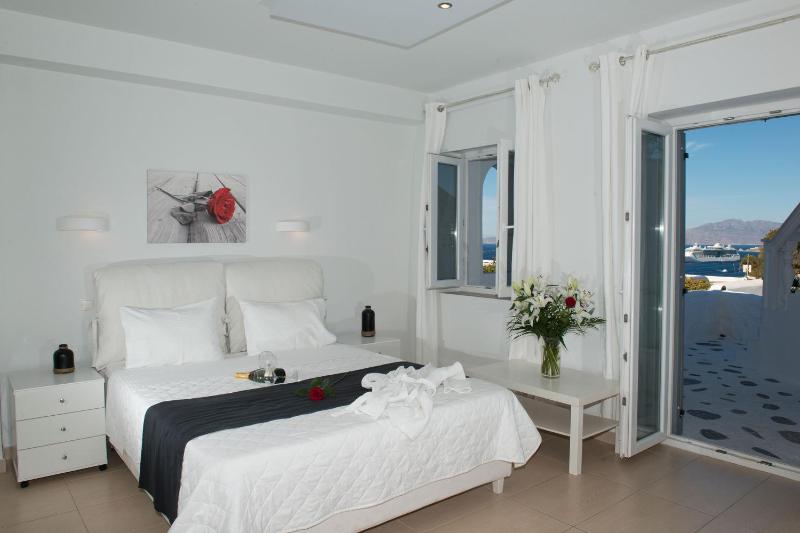 Deluxe Suite with Sea View image 2