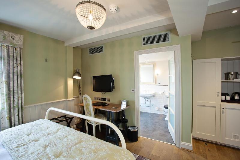 Grand Double Room image 2