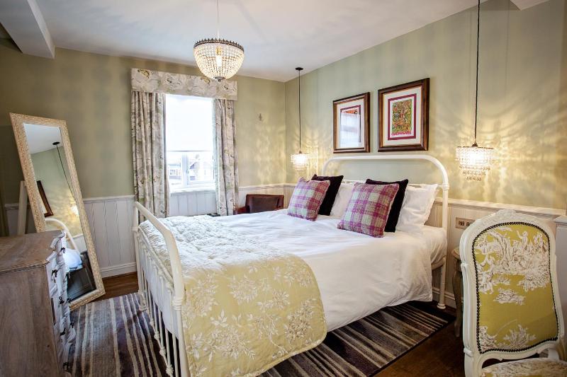 Grand Double Room image 3