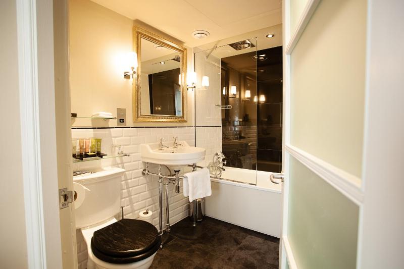 Classic Twin Room image 2