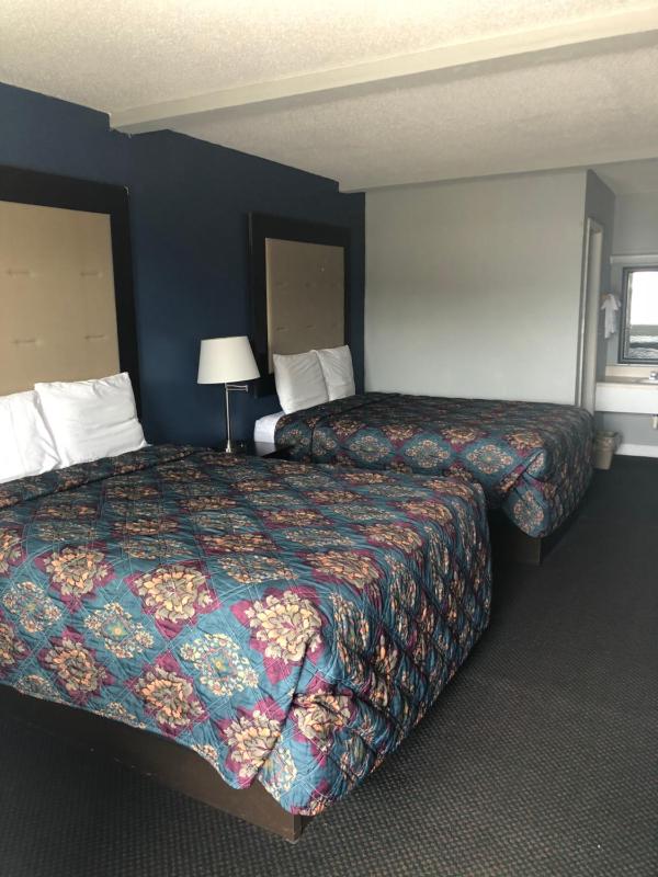 Queen Room with Two Queen Beds image 3