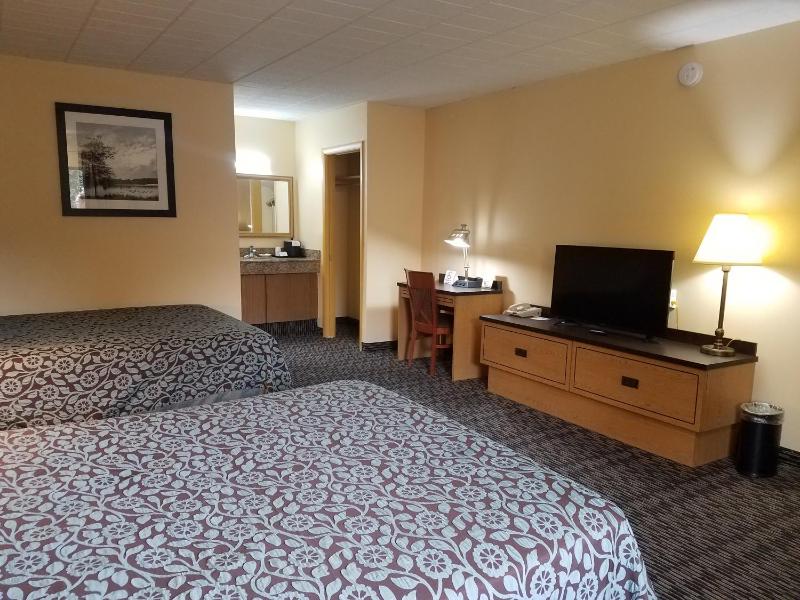 Queen Room with Two Queen Beds - Smoking image 3
